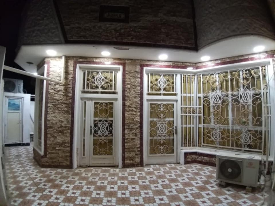 دار للبيع مساحه ٢٠٠متر العنوان التقيه الرابعه مقابيل ساحه التوديع منطقه مخدومه تبليط شبكه كهرباء جديده البيت بناء حديث يبعد عن الشارع العام ١٥٠متر 
للتواصل ***********
