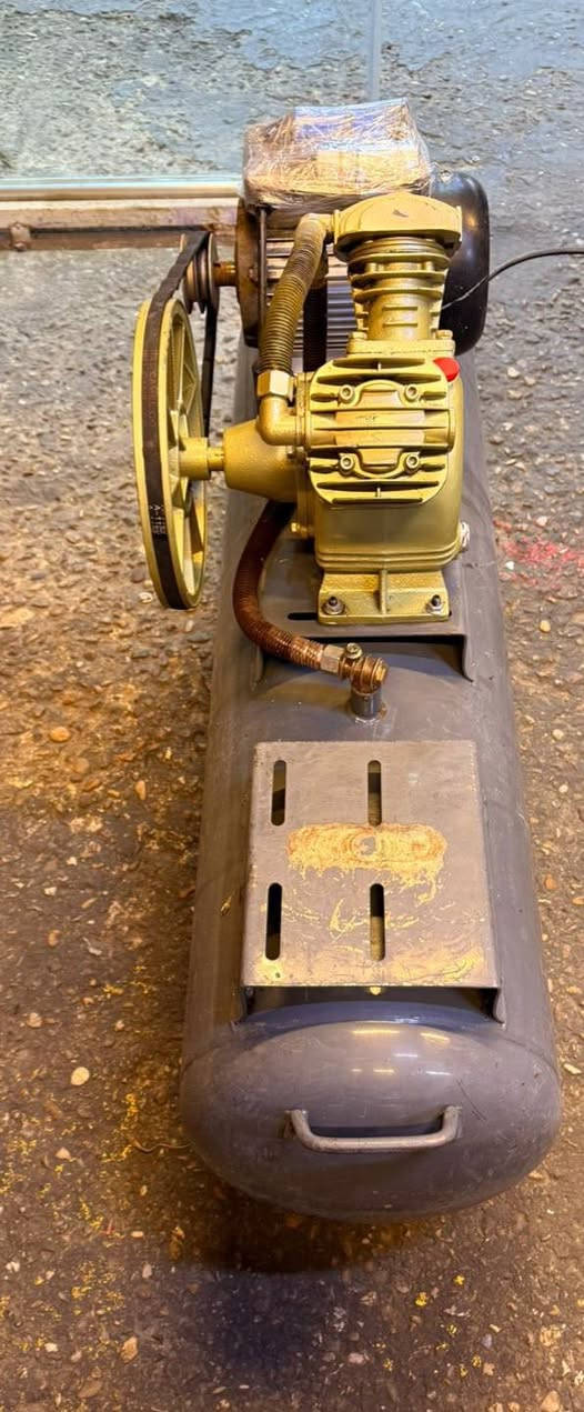 السلام عليكم كومبريسر هواء للبيع
ماطور سنكل وتاروسه بستمين بطل ١٦٠
150 الف قفل كلش جديد العنوان بغداد الحسينيه 
الاتصال***********
