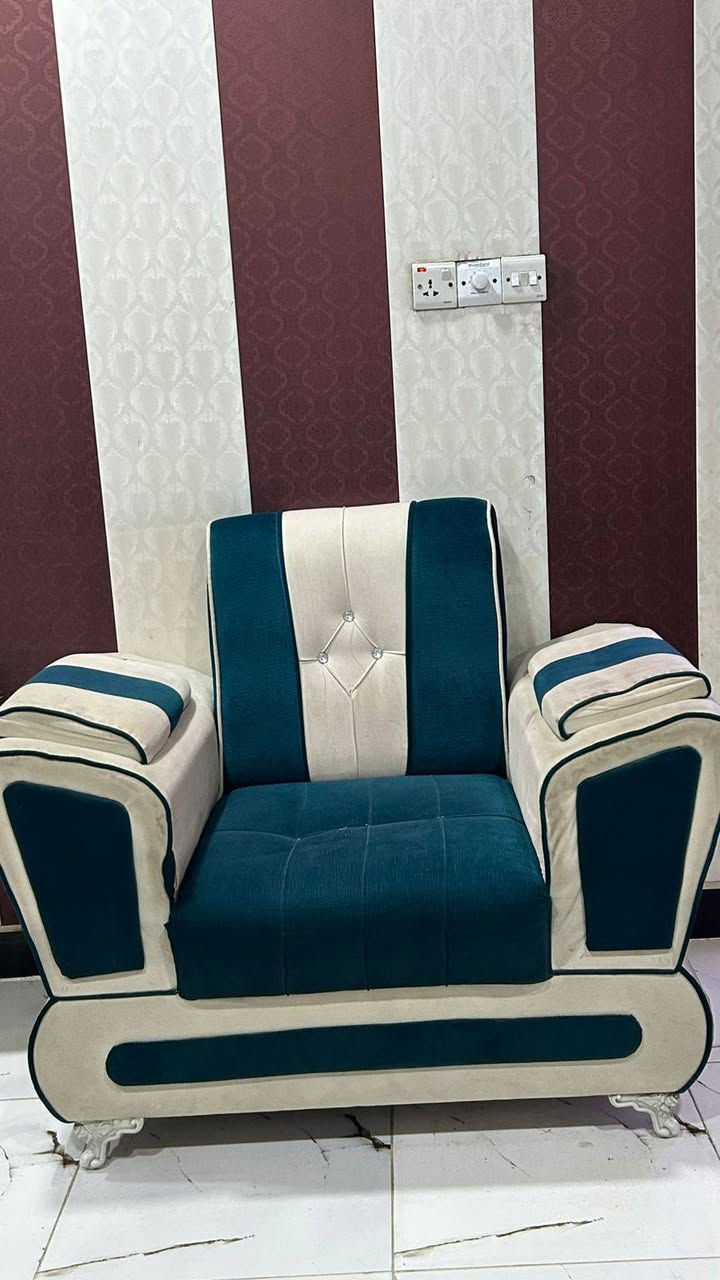 سلام عليكم قنفات للبيع سعر 350 وبيهن مجال قليل عنواني الحيانيه شارع الصنكر ع مستطيل مابيهن شي بس وحده شويه نازله خشبتها رقم مبايل ***********
