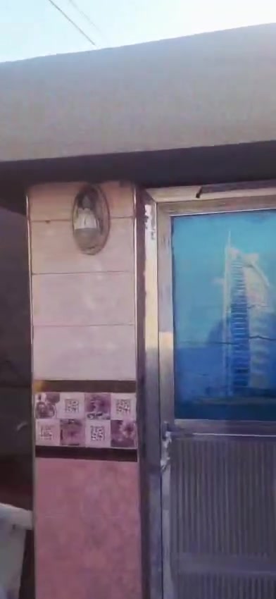 السلام عليكم بيت للبيع مساحة ١٢٠ متر البيت كامل من كل الجوانب وجديد صارله سنه من مبني وكلشي واضح بل فيديو مكان بيت خلف جامع الكتائب يم البانزين خانه ال بل نص *********** ***********
