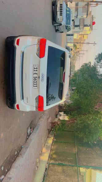 سلام عليكم جيب موديل 2016 فئه لمتدد فول مواصفات كشنات تدفئه تبريد استيرن تدفئه حساسات غرفه جلد اسود تخم تاير صدر قبل اسبوع مبدله  السياره مصبوغه عام مكفوله من الكص بدون لغود وشواصي رقم بغداد شبهه مميز بأسمي السياره  مكان بغداد بيع او مراوس حسب القناعه ***********. السعر 160بيه مجال بسيط
