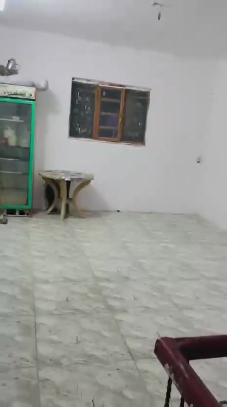 السلام عليكم دار للببيع مساحه220يتكون من كراج سياره +محل+ استقبال كبيره +مطبخ+صاله+اربع غرف نوم 2جوه و 2فوك+صاله فوك +محميه موضحه بلفيديو +صحيات السعر110مليون قابل للتفاوض+للستفار *********** الموقع بهرز حي صدام كاع علي سحاق
