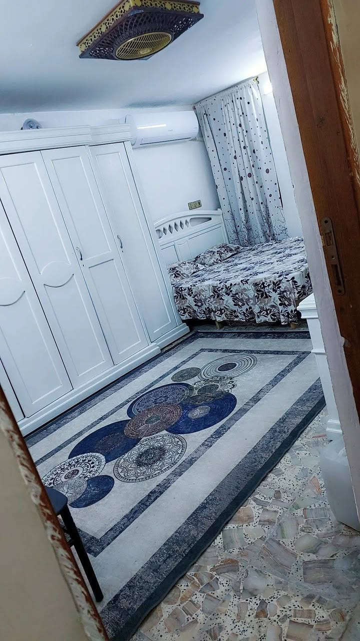 السلام عليكم غرفة ٢ للبيع وحدة ٧٥٠ وحدة ٣٠٠البلديات قرب تقاطع الكهرباء ***********
