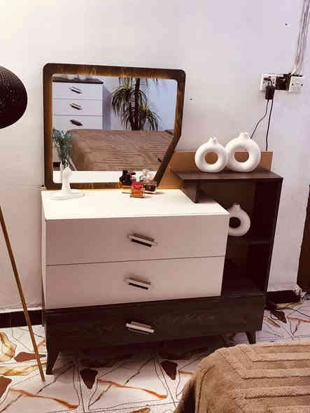 غرفة تركيه نظيفه جدا مابيها اي ضرر
٧ قطع الخشب الثكيل مكاني بغداد للاستفسار ***********
