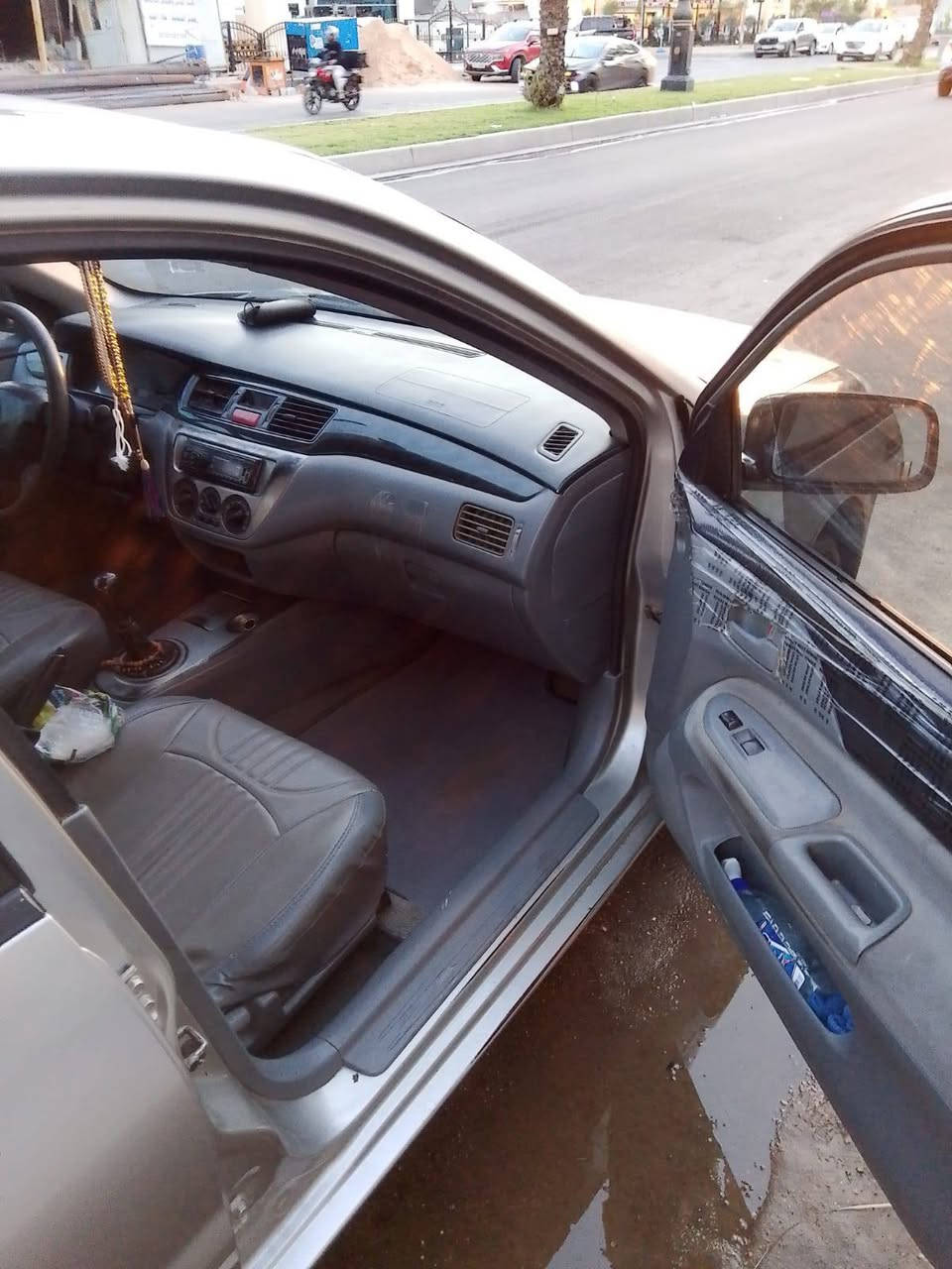 السلام عليكم
. ميتسيوبيشي لانسر
.موديل 2005 وارد امريكي
.محرك 1600 
.تبريد جديد
.زوج تايراات امامي جديد
.صدر امامي خلفي جديد
.لاين زينون ابيض
.السيارة بلادية دواخل رصاصي
بيها اجراد و تبديل جملغ عكس سايق و دعامية امامية اثر ضربة خفيفة السيارة يحتاجلها ملاحضات بيها اثر خياس هلال الخلفي و السيارة خير من الله ترايك للبصرة شرط 
السعر 50 قفل 
*********** تواصل
