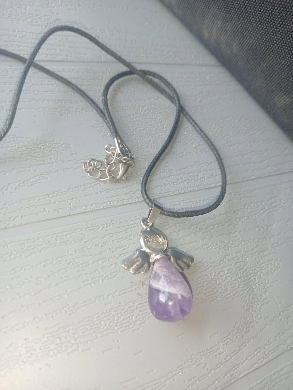 قلادة "الملاك الحارس" من حجر الجمشت الطبيعي (Amethyst) للبيع 🌟
لكل محبي التميز والأحجار الكريمة، معروض للبيع قلادة راقية تجمع بين جمال الطبيعة والتصميم الروحي الفريد كما تظهر في الصور 1000058315.jpg و 1000058316.jpg و 1000058317.jpg.
✨ مواصفات القلادة:
الحجر الرئيسي: حجر جمشت طبيعي (Amethyst) أصلي مصقول بعناية على شكل قطرة، يتميز بتموجات ساحرة تجمع بين اللون البنفسجي والأبيض.
التصميم: مجسم معدني أنيق وعالي الجودة على شكل "ملاك حارس" بجناحين فضيين يلتفان حول الحجر.
الملحقات: تأتي مع حبل جلدي أسود متين ومريح، مزود بقفل فضي متين وسلسلة لتعديل الطول حسب الرغبة.
الحالة: جديدة تماماً وبحالة ممتازة (نفس المظهر تماماً في الصور 1000058315.jpg، 1000058316.jpg، و 1000058317.jpg).
🔮 فوائد حجر الجمشت (طاقة المكان والجسم):
يُعرف حجر الجمشت بقدرته العالية على المساعدة في تخفيف التوتر، جلب السلام النفسي، طرد الطاقات السلبية، وتعزيز التركيز والهدوء. خميس مليانة, الجزائر


**إذا كنت صاحب هذا الإعلان وتريد حذفه لأي سبب، رجاءا أرسل رسالة إلى الدعم الفني**