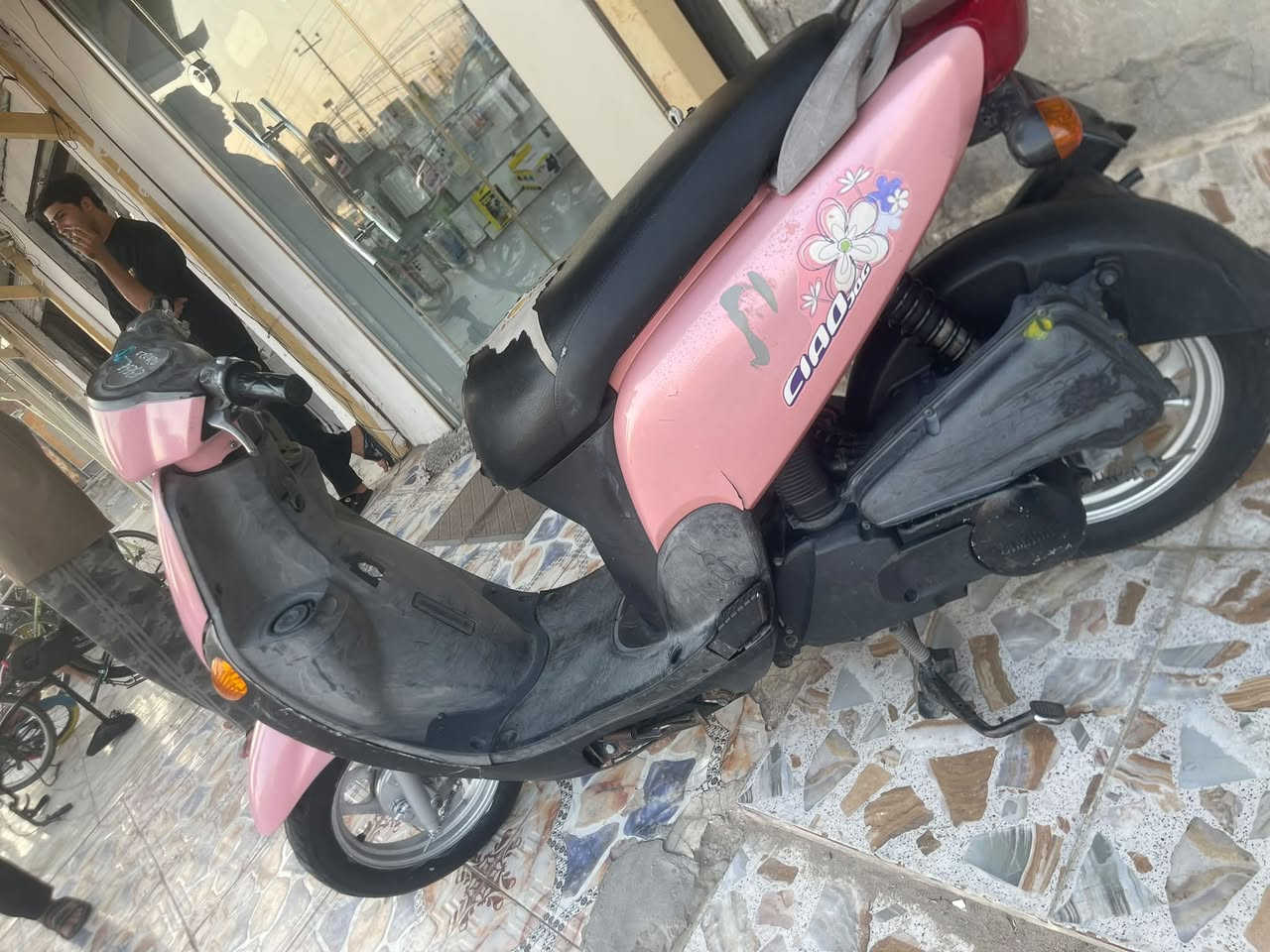 السلام عليكم دراجه فله للبيع فول نضافه مكفوله تجي تفحص وين مايعجبك دراجه مامتعوبه نضيفه الشراي يراسل او يتصل ***********
