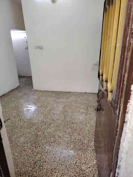 السلام عليكم
شقة للايجار ارضيه معزوله عن البنايه مصبوغه جديد
 غرفتين وصاله مع ملحقات مطبخ صغير حمام وتواليت مشترك
 ترك خلفي طرمه صغيره
ايجارها 400 
بغداد الجديدة شارع المسبح قرب مدرسة البحتري والدفاع المدني *********** واتساب
