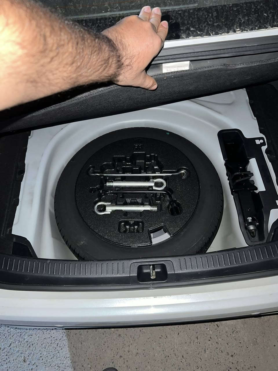 سلام عليكم
عندي كورلا ساز
 2024 فول مواصفات 
سياره بعده بضمان
ماشيه 17الف
فول بصمه 
فتحه 
شاشه 
اشاير بل مري
سياره جديده لا ضربه ولا صبغ 
شحن لاسلكي 
سياره فول 1/1
سياره بسمي تريد وكاله تريد تحويل 
سعر 186وبيه مجال حك جيه
***********
مكان سياره بغداد
