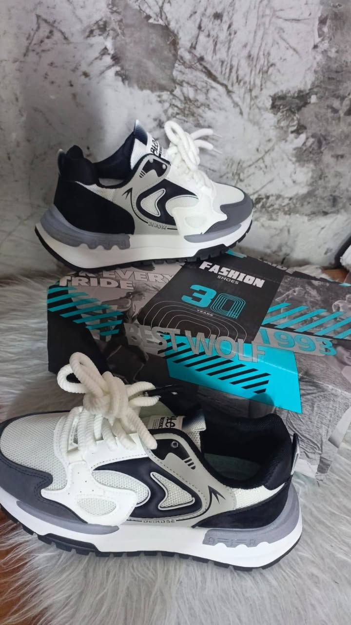 هذا الحذاء هو نوع من الأحذية الرياضية (سنيكرز). 
النوع: يُعرف هذا النمط عادةً باسم حذاء رياضي أو "سنيكر" (Sneaker)، وهو مصمم للراحة والارتداء اليومي أو الأنشطة الرياضية الخفيفة. 
التصميم: يتميز بتصميم كاجوال (غير رسمي) بألوان بيضاء ورمادية، مع أربطة بيضاء سميكة.
العلامة التجارية: تحمل رقعة اللسان الأمامية علامة تجارية باسم "BLEAK" وكتابة "5GLCMBZZ FASHION 2028".
الخامات: يظهر الجزء العلوي مصنوعًا من مزيج من القماش الشبكي والمواد الاصطناعية، مما يوفر التهوية والدعم.


**إذا كنت صاحب هذا الإعلان وتريد حذفه لأي سبب، رجاءا أرسل رسالة إلى الدعم الفني**