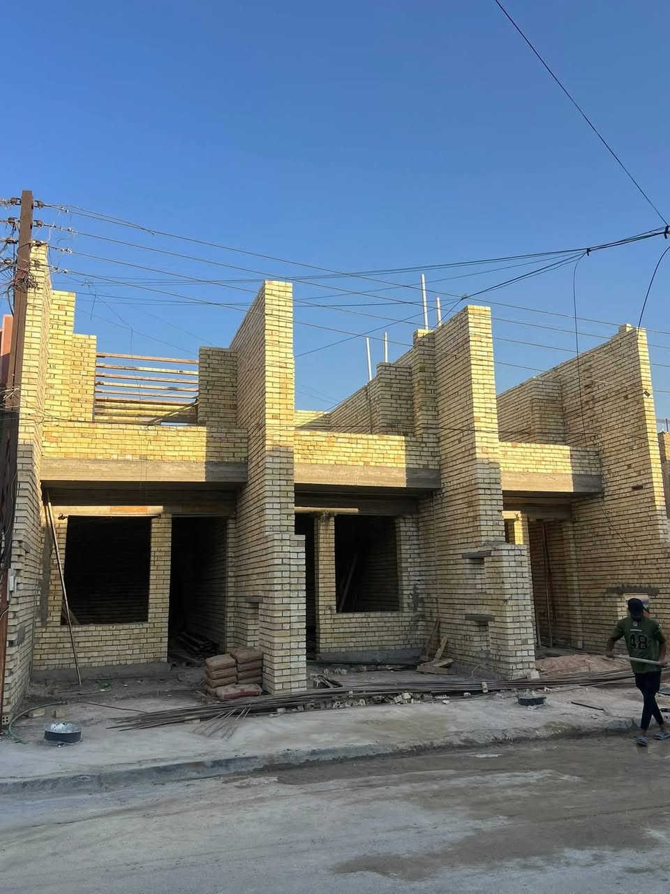 بيوت 100 متر توون للبيع 🏠🏠بموقع مميز جداا
وقرب الشارع العام 😍

تسليم مفتاح كامل 🌿

العدد 2 فقط

بناء منفصل تماما 🔥🏠

ملك طابو صرف

يحتوي الواحد على استقبال ومطبخ و3 غرف نوم 

وصحيات عدد 2 وبيتونه وسطحين 

العنوان :: بغداد :: حي الجهاد :: ديوان المخابرات :: قرب السارع العام 

عرض الشارع 15 متر ورصيف 3 امتار👌🏼🍂

السعر والاستفسار الاتصال*********** 📞📞مكتب الشهم للعقار
