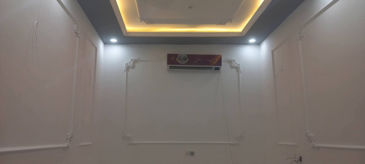 "كادر صباغين درجة أولى، معالجة بأفضل المواد. ترميم، نثر، سقوف ثانوية. عندك بيت؟ عندك مجمع؟ بالخدمة إحنا.. ما نقيم شغلنا، شغلنا يقيمنا! للاستفسار الاتصال أو المراسلة واتساب."***********
