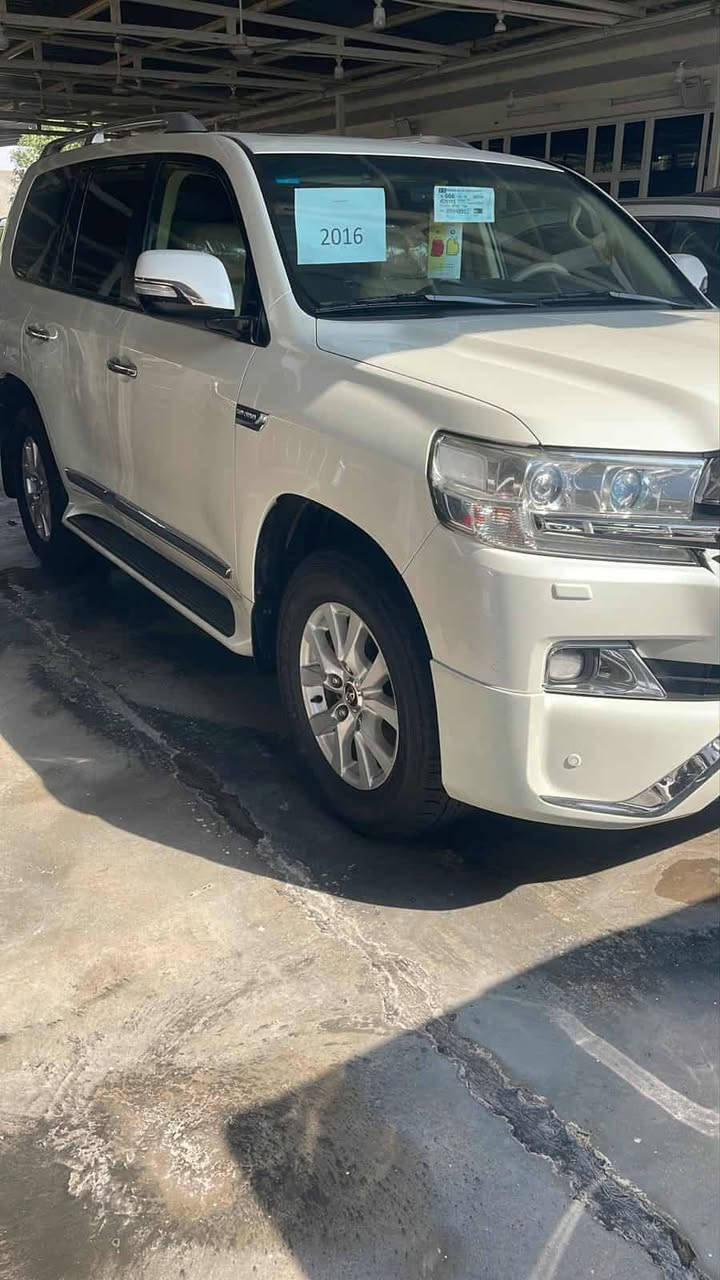 سلام عليكم لاندكروز 2016السونار موجود بل صور كفاله عامه فول مواصفات الاستفسار  على رقم *********** المشي 91الف
