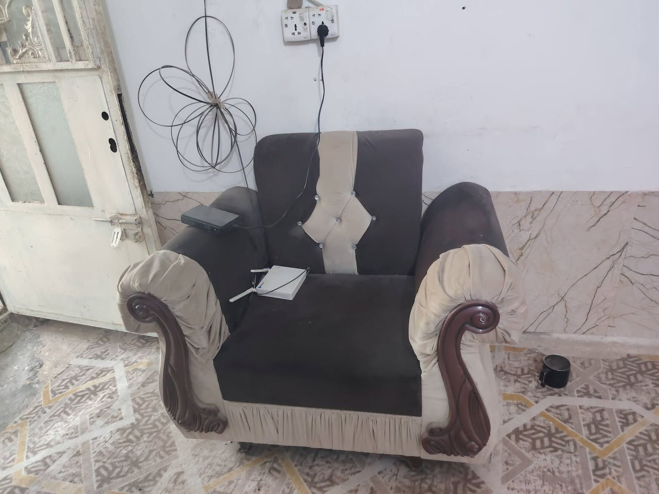 السلام عليكم تخم للبيع بي ضرر بسيط خلع بيدتين بس قيم وخد عنواني الشعب الديوان ***********
