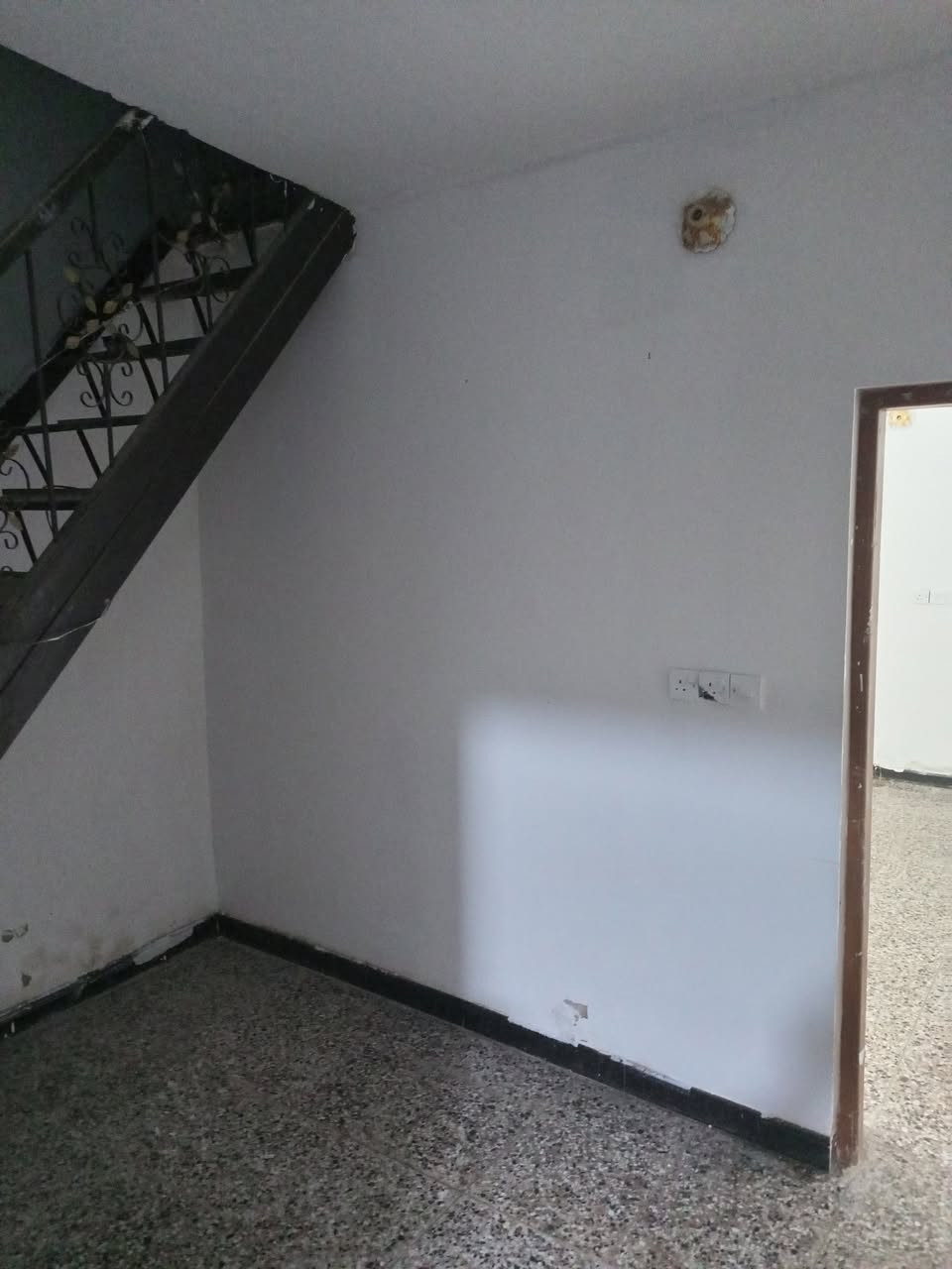 بيت 75 متر نضيف للبيع بشارع ابو سمير يتكون من مطبخ وحولي وهول وغرفه نوم وترك وصحيات  داخليه وخارجيه وطرمه وفوك غرفه صغيرة سعر البيع 58 مليون للاستفسار الاتصال على الرقم ***********
