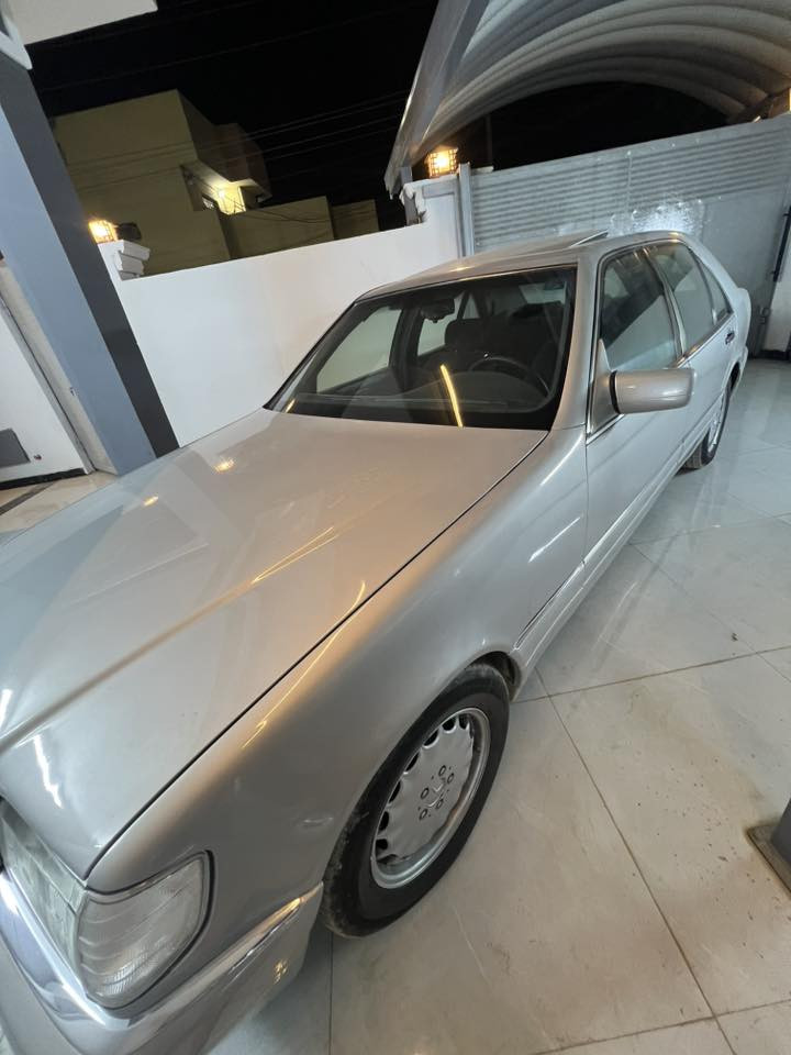 سلام عليكم 
بيع فقط 
مرسيدس W140 شبح 320 موديل 1994 اصل 
رقم بغداد دولي سنويه هزه رقم جديد تحويل مباشر 
محرك 320 خراطيم بلادي كير D4 مكفولات 
حداديه امامي خلفي تخم تاير مكفولات 
كهربائيات تبريد شرط غرفه مخمل نيلي جديده 
دبل أريل خلفي كهربائي شغال  عده جنطه كلها شركه 
ويل سبانه اصلي مرسدس سبير جك كلها شركه 
سلايت مرّي كهرباء سنتر لوك جام كهرباء مسجل سماعات بلادي شركه. ويل سيفونه بلادي 
بيها حادث باب السايق والدوسه مبدلات 
صبغ عام جماليه فقط 
سياره جديده وجاهزه وحلى من الصور ب هواي  مكاني سامراء 
السعر 105 بيها مجال بسيط للشراي 
***********
