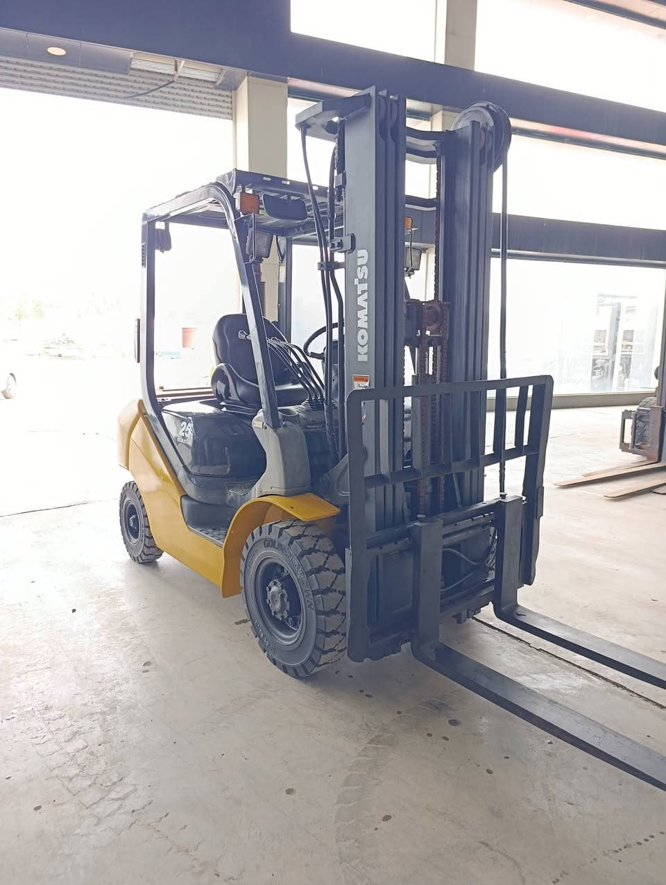 عالم الرافعات في العراق کوماتسو 2012
 حجم  2 طن و نص مستخدم أوربا فقط
 دخول جديد  جب ناصي 3 قطع  ارتفاع الجب  4.75  مترات   3 حركات  محرك s4s  ديزل 
 آوراق منفيس مؤقت مشتغله قليل شوكيه مكفول كفاله عامە  للاستفسار   عن السعر اتصل على الأرقام  ***********  ابو ڤاران
 او مراسله واتساب  يوجد توصيل 🚚 الى جميع المحافظات @جميع
