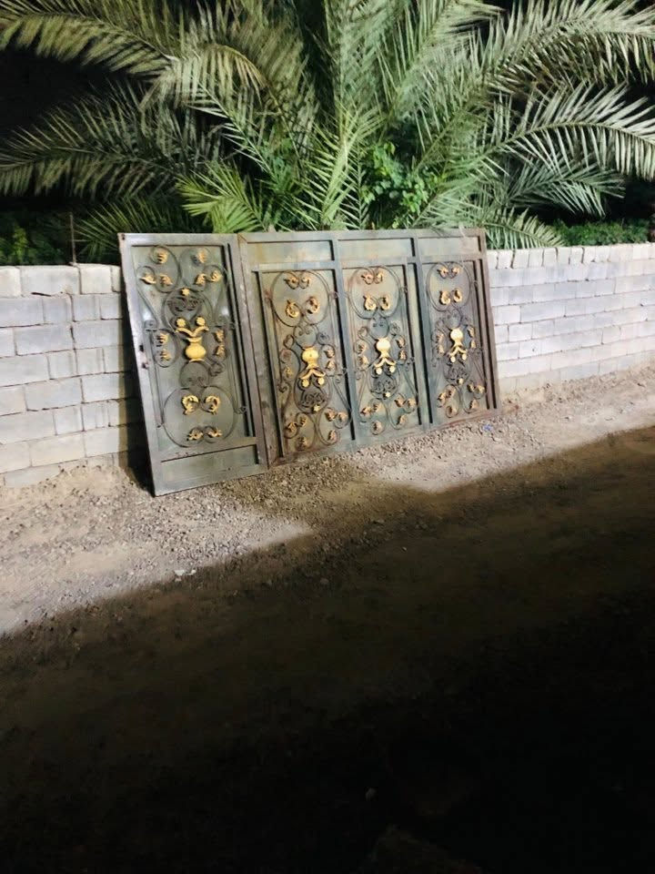 باب خارجي للبيع ٧٥٠ وبيه مجال 
***********
