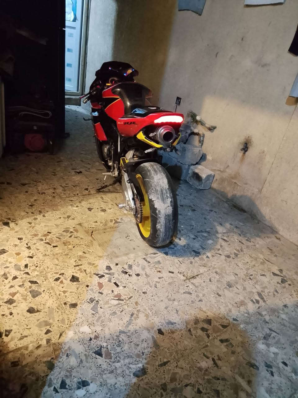 السلام عليكم شباب اقره تفصيل قبل ما تتصل وخيكم مو واحد يطب امسح المنشور باجر جايك  وجذب ما متوازي فدوه اروحلك  شباب دراجه مفتوحه شغل مضبوط مكينه مكفوله دراجه ار ار 1000 دراجه كفلك فقط مكينه وحتى بل مكاتبه كفله الك دراجه كاطعه نار فقط جنت تشتغل بس تخربط غسلته بعد ما شتغلت الله شاهد وبيعلك من باب البيت ومكينه مكفوله بس كاطعه نار دراجه سعره ١٣ ورقه مكاني كربلاء واليجيني وشراي ما رده ما عندك تخذه بلاش وتروح  رقمي***********
