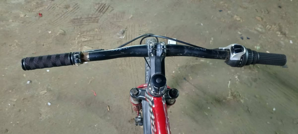 گير و عگرب جديد
تاير خلفي جديد
بريك خلفي جديد
بريكات نوع بنزات
البايسكل حالته ممتازة نظافة 80٪
الحجم : 26
النوع : جبلي
الصناعة : ياباني بالة
اللون احمر مطعم ابيض و اسود
نقص ستان فقط 
الرقم : ***********
سعره :70 الف و بي مجال بسيط حگ الجية
العنون : بغداد/ الرشاد بغداد, العراق
