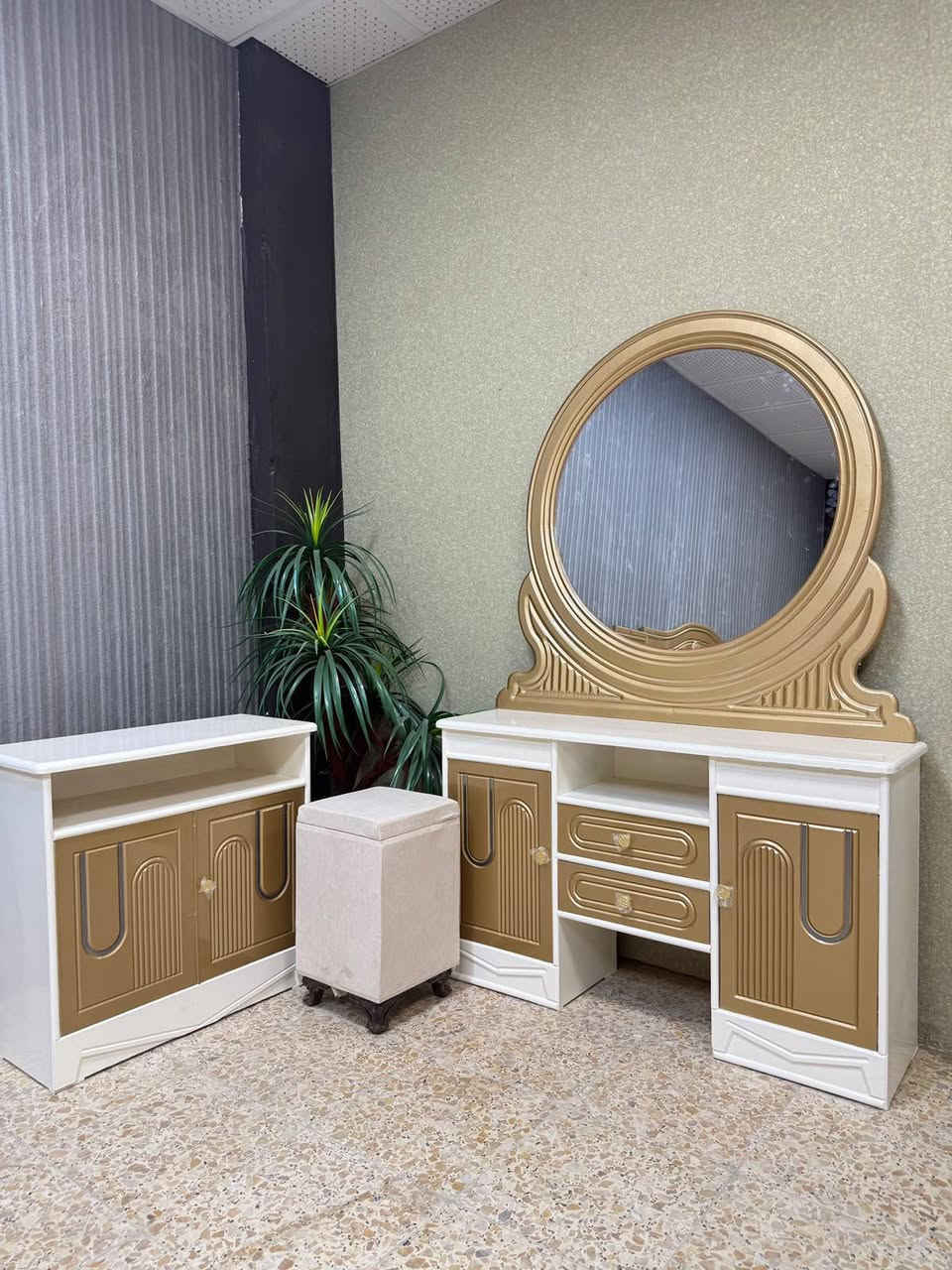 حصرياً الموديل الجديد   

السعر مليون و 100 الف فقط 😍

غرفه نجاره قتصاديه 🛌

متكونه من 9 قطع مميزه 

الكنتور ارتفاع 240 طول 320 

مع الزاويه مجموع الطول 4 امتار 

السمك الخارجي للغرفه 5 ملم انديف

والسمك الداخلي 3 ملم معاكس ابيض

متوفر توصيل وشد داخل بغداد 😊

متوفر توصيل وشد لكافة محافضات العراق 🇮🇶

للحجز والاستفسار الاتصال على الرقم 
‏ *********** ‏بوجود واتساب
