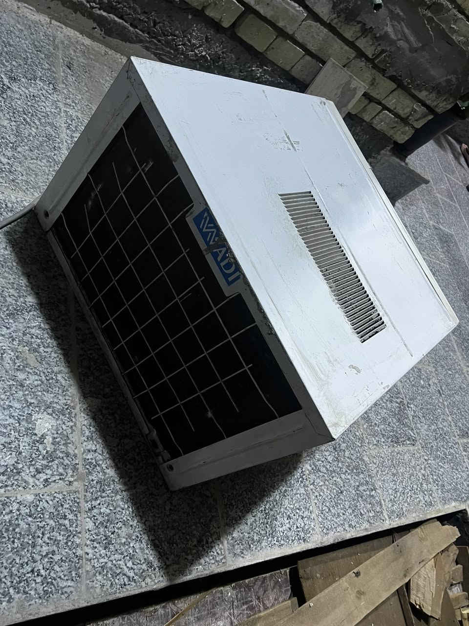 ثلاجه كونكر نظيفه وشغاله ومامصلحه تجمد وتبرد 22قدم ب250 الف وكيف شغال ونظيف 2طن الوادي ب250 مكاني بغداد المشتل 
***********
