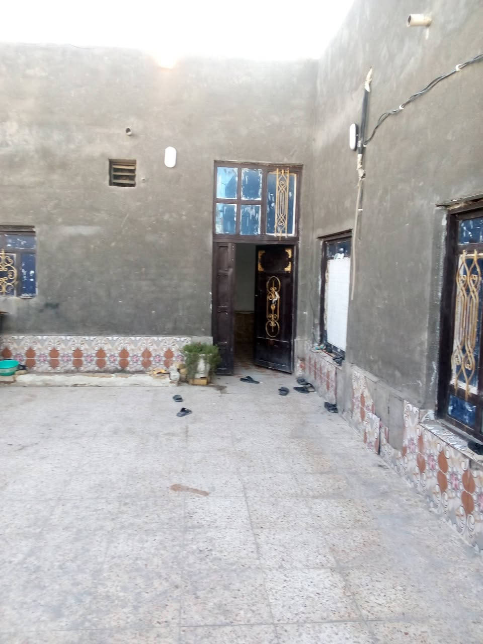 بيت للبيع بمنطقه العگر الشرقي بشارع عميد موسى بناء طابوق مرمم جديد يحتوي على غرفتين  وصاله كبيره واستقبال ومطبخ وصحيات وساحه كراج ب٦٠ وبيه مجال *********** بيه وات ساب
