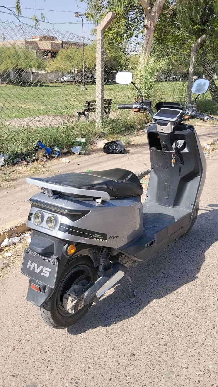 للبيع دراجة HVS شحن بحالة ممتازة 

🔋 6 بطاريات نيكل (مبدلات جديد، حالها حال الزيرو) 
⏳ مدة الشحن: 6 ساعات 
📍 المدى: لحد 80 كم بالشحنة الواحدة

⚙️ المواصفات:

✅3 سرعات
✅السرعة القصوى 100 كم/س
✅سويج & بصمة
✅تشغيل عن بُعد
✅رجوع للخلف (Reverse)

 ملاحظة: بيها خلل بسيط بالبريك الخلفي ينزل من سعرها

💰 السعر: 600 الف

📍 الموقع: بغداد

📞 للتواصل: واتساب ***********
