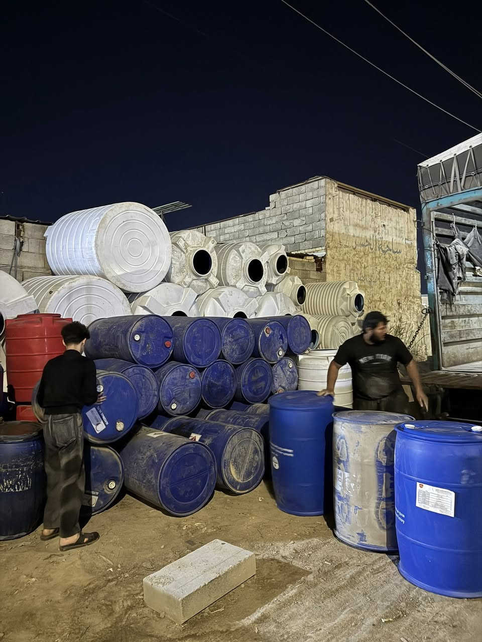 جميع انواع المقطورات و براميل نفط ناليلون اسعار منخفضا. للتواصل ***********. العنوان كراج بغداد مقابل بانزيخانه سكله المصطفى
