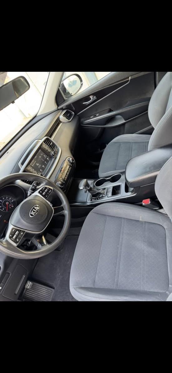 حيه طيبه أحبتني  سورنتو  وارد امريكي موديل ١٩ سياره ٧ راكب نص فول جاهزه وحادثها خفيف بدون ايرباك فقط حافت البنيد بدون اي دواخل الباقي كفاله عامه تخم تاير جديد حداديه زيرو ماشيه ١٥ mتبريد خلفي شاشه كبيره تحكم محرك كير تبريد كوله كفاله معايزه شي رقم دهوك نكليزي بسم كردي تريد وكاله تحويل مضمون رقم جديد هزه جديده مكان سياره بالنجف بيع فقط السعر المطلوب ١٥٧ وبيه مجال بسيط  ***********
