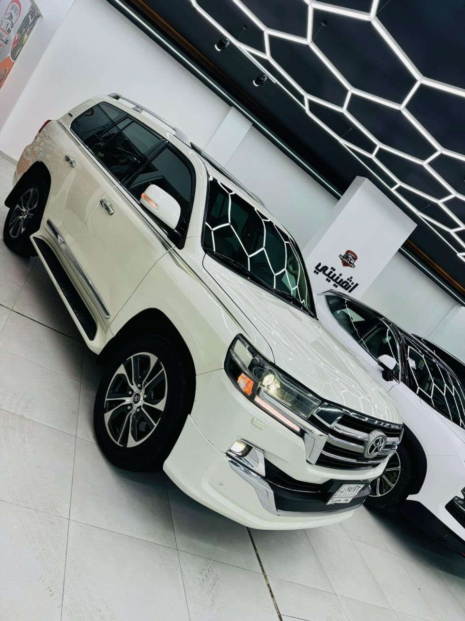 لاندكروز 2020
ساز 
V8
مغلفة ppf 
بيها قطعتين صبغ جاملغ وبنيد
السعر 475 
بيها مجال
***********
