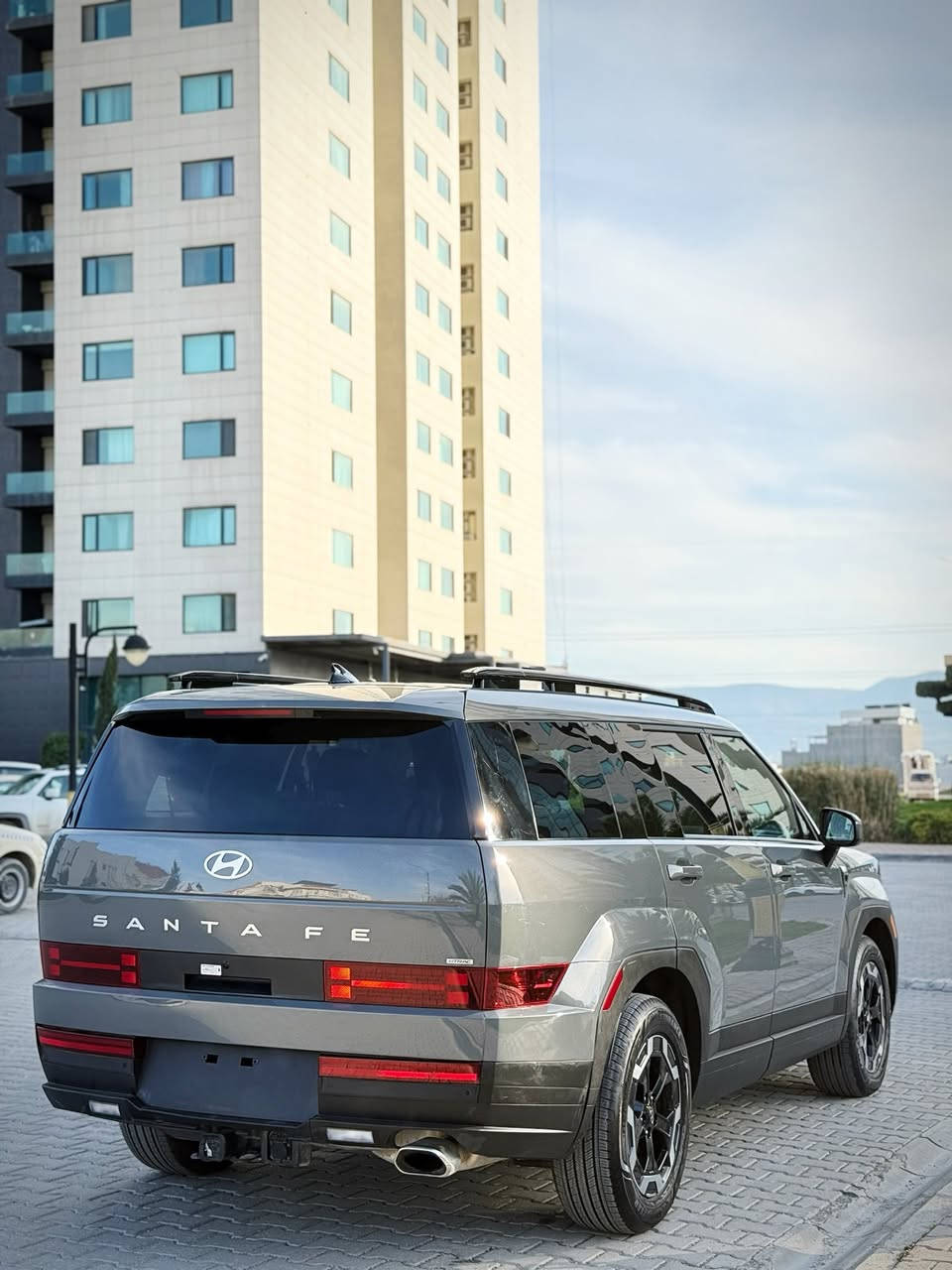 سلام عليكم 
HYUNDAI SANTAFE SEL 

هونداي سنتافي 2025 شكل جديد 
موديل 2025
لون مميز سمنتي
ماشيه 6 الف فقط 
ضرر جملغ امامي يمين مبدل بيلادي نفس لون
جملغ خلفي صبغ فقط بدون دواخل
ايرباك ستيرن و برده فقط راجع سيستم بيلادي

مواصفات SEL
محرك 4 سلندر 2.5L تيربو
كاميرا 
حساسات امامي وخلفي 
رادار امامي خلفي جانبي 360
لايتات ليد و زينون
فور ويل 4x4
جنطة شفت كهربائي
شاحن هاتف
بصمه 
ابواب بصمه
تشغيل عن بعد 
شحن واير ليس
شاشه الكترون
بريك بصمه
كشنات 3 معقد 
‎7 راكب
كشن جلد 
كشن كهربائي 
كشن تدفئة تبريد 
كشن هيتر ، ستيرن هيتر 
سقف سياره شاموا
سستم صوت بوس 10 سماعات 
صندق كهرباي ذكي يفتح عند الاقتراب 
تبريد مركزي
تبريد قطعتين 
 سياره رقم كاتي يترقم شمالي فقط سليماني اربيل دهوك
📍مكان سياره سليماني
📞***********
