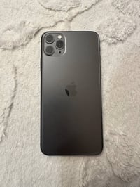 للبيع أيفون ١١ برو ماكس ذاكره ٢٥٦ و بطاريه ٨٥% مبدله ماستر اصليه وكاله...