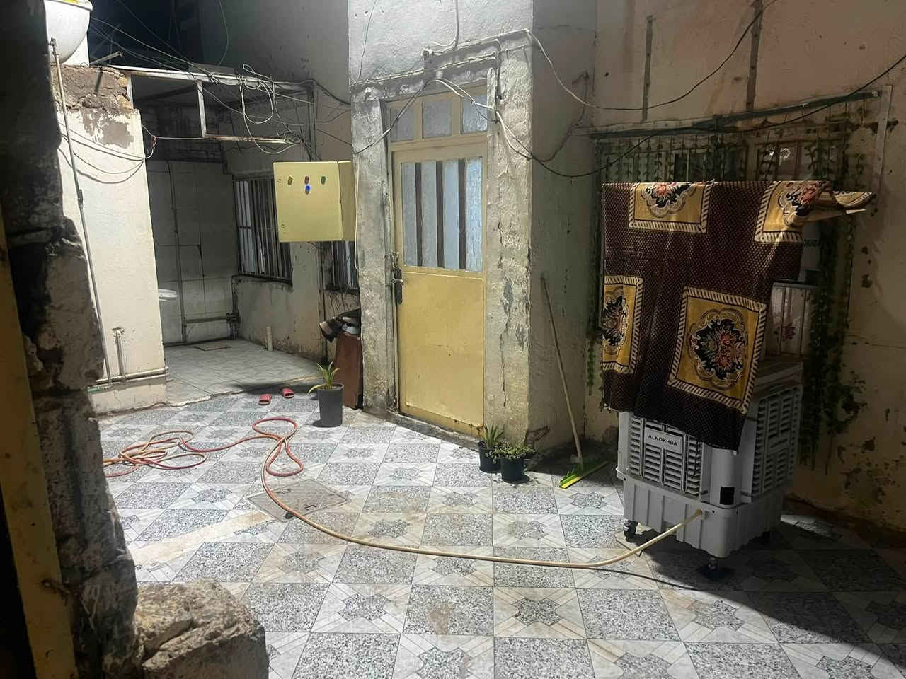 الدار معروض للبيع في الخمسة كيلو قرب جامع العز و مركز الحرية المساحة ١٥٨ونص طابو صرف البناء قديم و مرمم الاستفسار ***********
