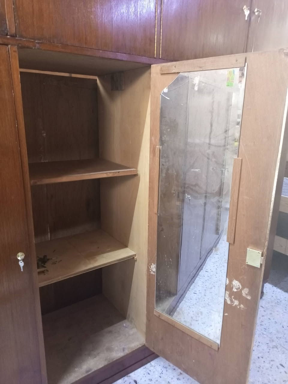 كنتور صاج عراقي 6ابواب ابو ملحق السعر 225 الف  العنوان كركوك دوميز معرض يونس نجار للاستفسار ***********
