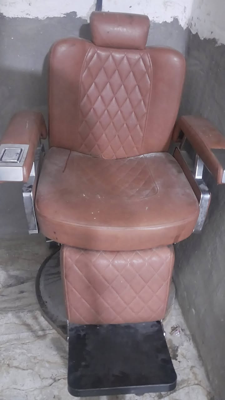 غراض حلاقه للبيع السعر ٢٠٠ الف قفل ***********
