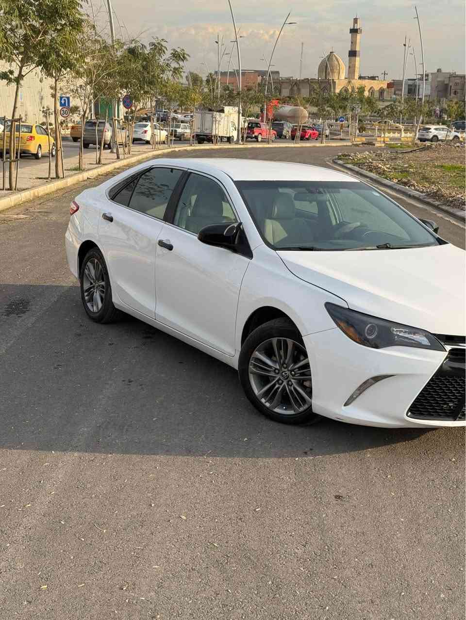 كامري2015 
مواصفات SE 
داخل لونين 
شفتات استيرن
هيترات بالمري
نص جلد نص مخمل 
تايرات جديدة 
عليها ادامة كاملة على المحرك و الكير 
محرك 2.5L
محرك كير بشرط 
سيارة كلين بدون صبغ 
بيها تعديل بارد شي قليل بالباب 
رقم التلفون *********** موصل, نينوى
