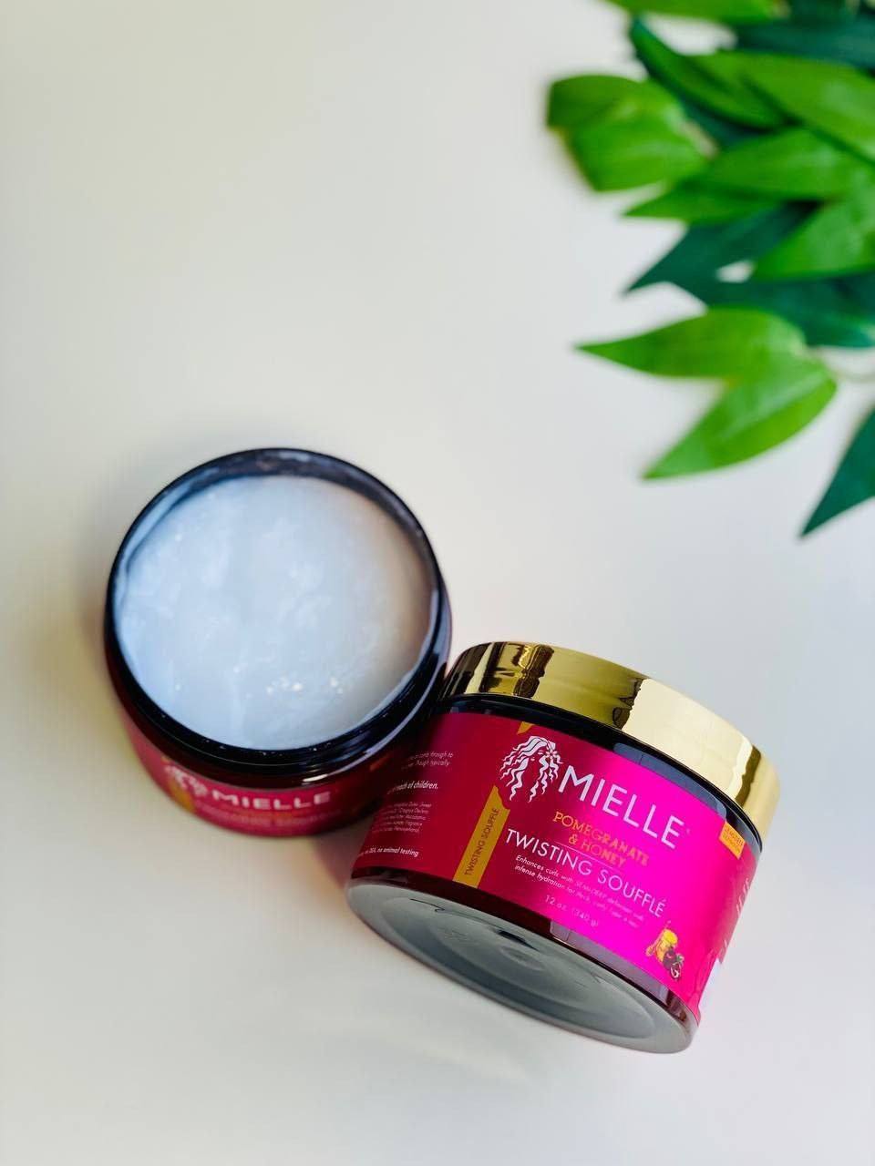 ✨ MIELLE Pomegranate & Honey Twisting Soufflé ✨
كريم مخصّص للعناية بالشعر الكيرلي والمموج، تركيبته غنية بمستخلص الرمان والعسل المعروفين بقدرتهم العالية على ترطيب وتغذية الشعر من الجذور للأطراف.

🍯 الفوائد:
يمنح ترطيب عميق للشعر الجاف والمتقصف.
يساعد على تعريف التموجات والكيرلي بشكل طبيعي ومرتب.
يقلل النفشة ويخلي الشعر ناعم ولامع.
غني بمكونات طبيعية تغذي الشعر وتحافظ على صحته.

مثالي للشعر الكيرلي الكثيف 
✅ مناسب للاستعمال اليومي وما يترك أي تراكم ثقيل على الشعر.
يُستخدم لتصفيف الشعر المجعد والسميك، خاصةً لتقنيات مثل التويست والجدائل. يعمل على تحديد التموجات بدقة مع توفير ترطيب مكثف ولمعان للشعر. 
تركيبته خالية من الكبريتات والبارابين والمواد الكيميائية الضارة، مما يجعله مناسبًا للشعر المجعد من النوع الرابع. يحتوي على مكونات طبيعية مثل مستخلص الرمان والعسل والزيوت الأساسية لتغذية الشعر.
#الاصلي المنشأ امريكا 🇺🇸💯
🚘يوجد خدمة توصيل لجميع محافظات العراق ٤ الاف 🚘
للحجز والاستفسار خاص 🩷


**إذا كنت صاحب هذا الإعلان وتريد حذفه لأي سبب، رجاءا أرسل رسالة إلى الدعم الفني**