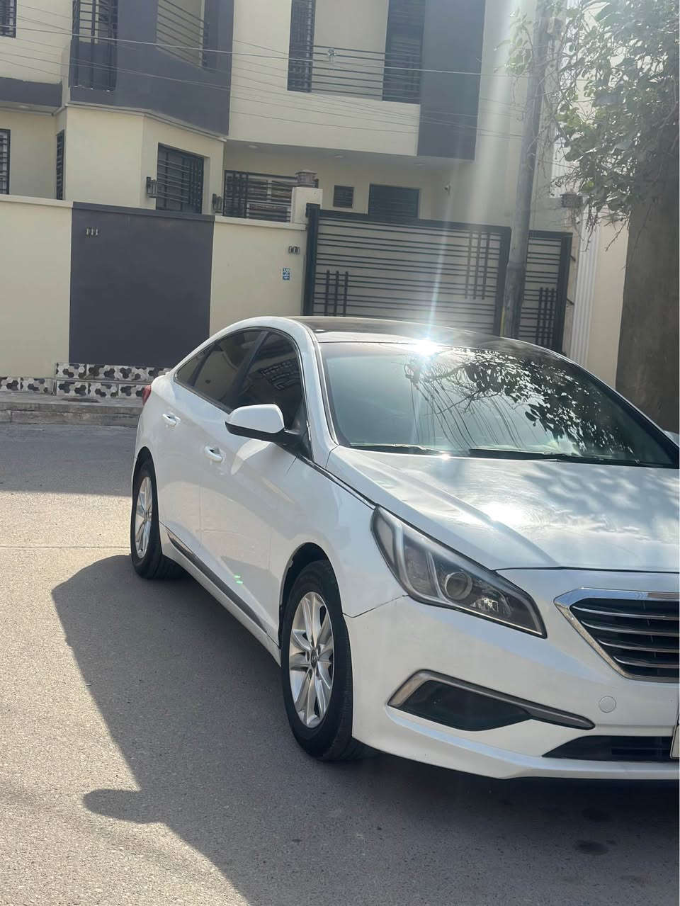 السلام عليكم هيونداي سوناتا 2017 وارد كندي بدون ما امدح بحلالي بس تجي وتحكم على  السيارة شلون نظيفة 
السيارة انظف سوناتا بالعراق  من ناحية لا شخط ولا بارد  فقط رصعة بالجاملغ الخلفي كد اصبع 
السيارة مدخلها على ايدي زيرو بسنة ال ٢٠١٧ مكينة وكير كفاله  حدادية تبريد كلها كفاله. 
السيارة بيها صبغ  فقط المدكر الامامي وشوي من البنيد باقي السيارة كفاله كلششش
الجناية يعرفون الفرق بين الامريكي والكندي
السيارة دواخل عسلي 
شاشة حجم كبير 
شفتات ستيرن
رادار امامي خلفي 
حساسات خلفي وامامي 
السيارة بيها هواي مواصفاات 
+ عليها تضليل اصلي من شركة هيونداي وشرط بيها وصل ضمان ١٠ سنوات سعر التضليل ٥٠٠ دولار 
بكيفك تريد تشيله تخلي براحتك 
السيارة تخبل احلى من الصور 
رقمها اربيل تريد تحويل او وكالة 
مكان السيارة. البصرة ياسين خريبط 
رقم الهاتف ***********
سعرها 128 وبيها مجال حك الجية البصرة, العراق
