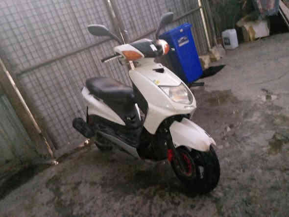 سلام عليكم دراجه سكنس ياباني سرعه 110 ياباني الاصلي استانت حساس وكهربائيتها كلها  شغاله كامله وكفراتها بلاديه ومحركها بلادي نطيف مامفتوحه ابد بلاديه ناعمه خرسه شلعه ومعدل خير من شغاله سلف وهندر نقصها بس باتري هابض  نقصها بس سبايدر فقط مكاني بشارع فلسطين رقمي *********** متواجد وتساب ورصيد السعر 350بيها. مجال لشراي
