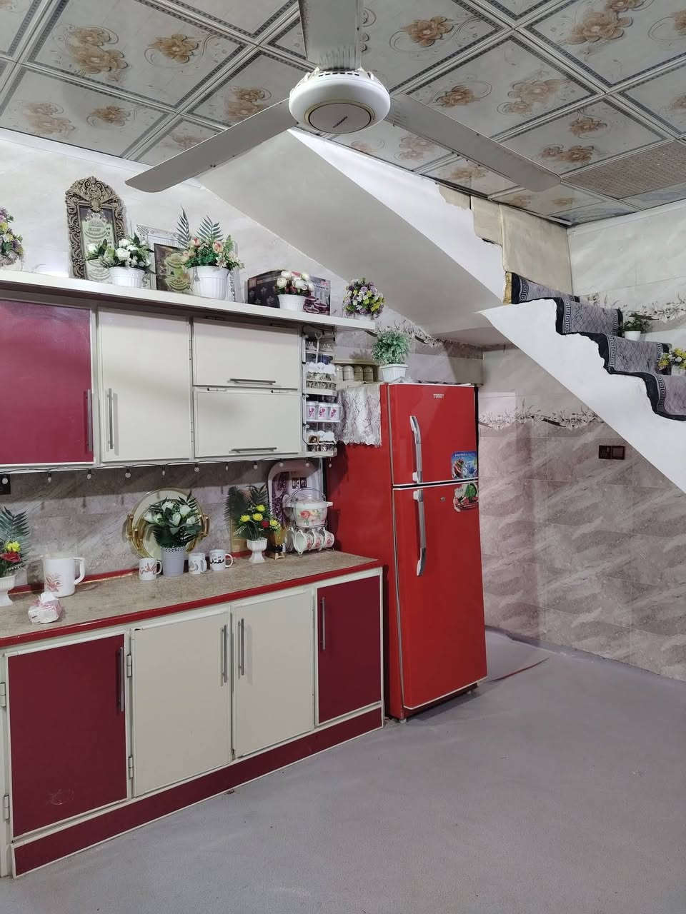 السلام عليكم بيت للبيع المساحه ١٠٠ متر البراكيه شارع المطار القديم قرب أسواق الأمير بناء بلوك سقف صب كونكريت البيت يحتوي على غرفه صاله مطبخ صحيات داخلي وخارجي السعر ٢٤ معه المجال الاستفسار على الرقم ***********
