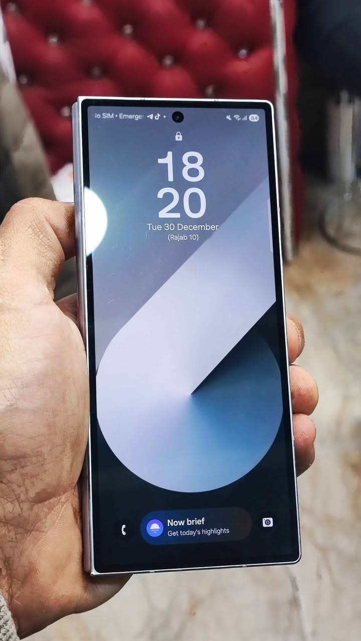 كلاكسي زد فولد 6 ذاكرة 256 كيكا رام 12 مستعمل قليل ومع كامل الغراض مكاني كركوك رقم الهاتف #*********** كركوك, العراق
