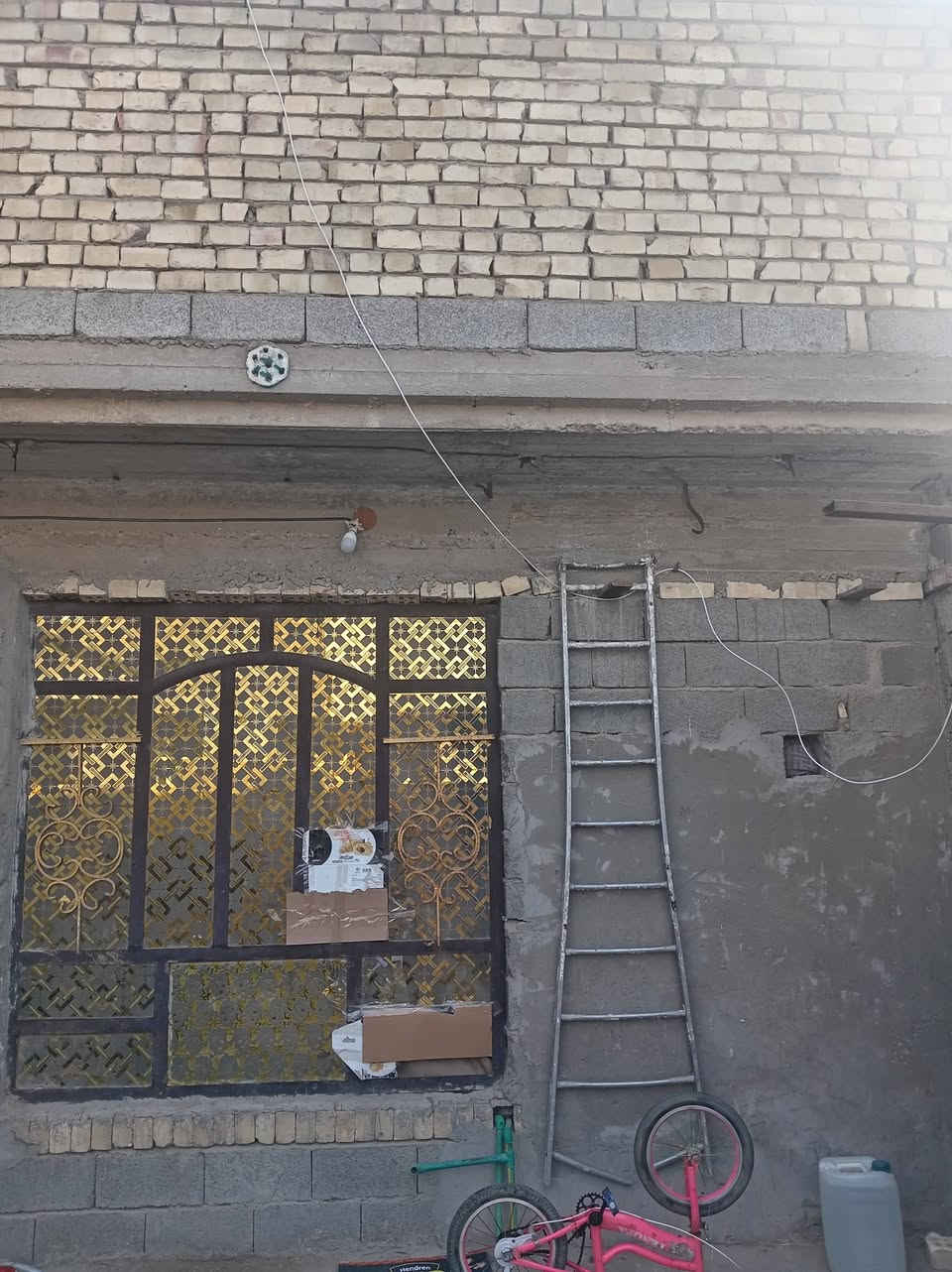 دار لبيع 200متر بل عكيلي يحتوي على استقبال وصاله وقرفتين ومطبخ لسعر ٢٣ وبي مجال تصال *********** مكلف بل نشر
