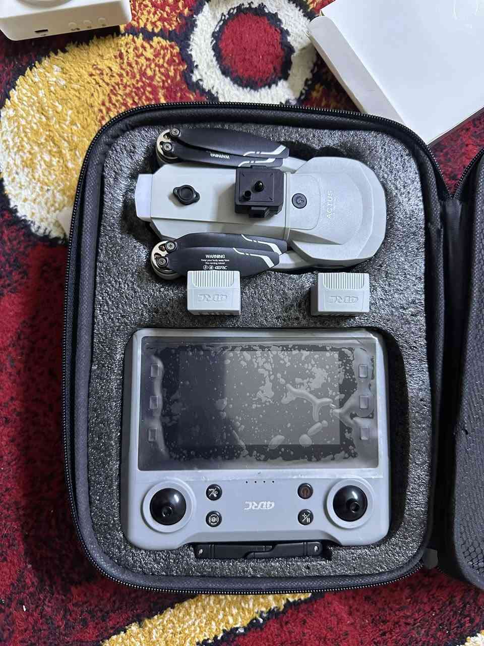 الدرون من علامة 4DRC (غالباً موديل F13 أو طراز مشابه من فئة الـ ACTUS)، وهو من الدرونات التي تقدم توازناً جيداً للمبتدئين والهواة.
إليك أبرز المميزات التي تتوفر عادةً في هذا النوع من الأجهزة:
1. التحكم والتصوير
• جهاز تحكم بشاشة مدمجة: الميزة الأبرز في الصورة هي جهاز التحكم الذي يحتوي على شاشة عرض كبيرة، مما يغنيك عن توصيل هاتفك لمشاهدة البث المباشر (FPV).
• كاميرا بمحور تثبيت (Gimbal): غالباً ما تأتي هذه الفئة بكاميرا بدقة 4K مع مانع اهتزاز لضمان تصوير فيديو سلس وصور فوتوغرافية واضحة حتى أثناء الحركة.
2. الأداء والبطارية
• نظام GPS مزدوج: يوفر استقراراً عالياً في الهواء وميزة "العودة للمنزل" (RTH) تلقائياً في حال انخفاض البطارية أو فقدان الإشارة.
• محركات بدون فحمات (Brushless Motors): كما هو واضح من تصميم الأذرع، هذه المحركات تعطي قوة دفع أكبر، صوتاً أهدأ، ومقاومة أفضل للرياح مقارنة بالمحركات العادية.
• بطاريات إضافية: يظهر في الحقيبة بطاريتان إضافيتان، مما يضاعف وقت الطيران الإجمالي (غالباً ما توفر البطارية الواحدة من 20 إلى 25 دقيقة).
3. الأنماط الذكية
• تتبع الهدف (Follow Me): القدرة على لحق الشخص أو الجسم المتحرك تلقائياً.
• طيران النقاط (Waypoint): يمكنك تحديد مسار على الخريطة ليقوم الدرون باتباعه تلقائياً.
• مستشعر تجنب العوائق: القطعة السوداء الصغيرة الموجودة فوق جسم الدرون تشير غالباً إلى وجود مستشعر ليزري لتجنب الاصطدام بالعوائق من جميع الاتجاهات.
4. التصميم والحماية
• قابلة للطي: تصميم مدمج يسهل وضعها في الحقيبة المخصصة الموضحة في الصورة، مما يجعلها مثالية للسفر والتنقل.


**إذا كنت صاحب هذا الإعلان وتريد حذفه لأي سبب، رجاءا أرسل رسالة إلى الدعم الفني**