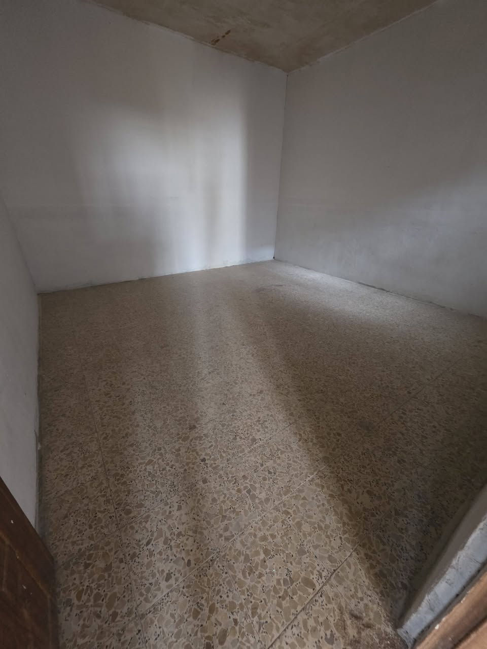 سلام عليكم ورحمة الله
بيت 150 متر نضيف للاجار 
مقابل عياده البراكيه لطب الاسنان
يحتوي على 
غرف نوم عدد 2
صاله
حمام داخلي 
حمام خارجي
مطبخ 
استقبال خارجي 
طرمه كبيره
سعر اجار البيت 
200 الف غير قابل لتفاوض اصحاب المكاتب الرجاء عدم الاتصال 
***********
***********
