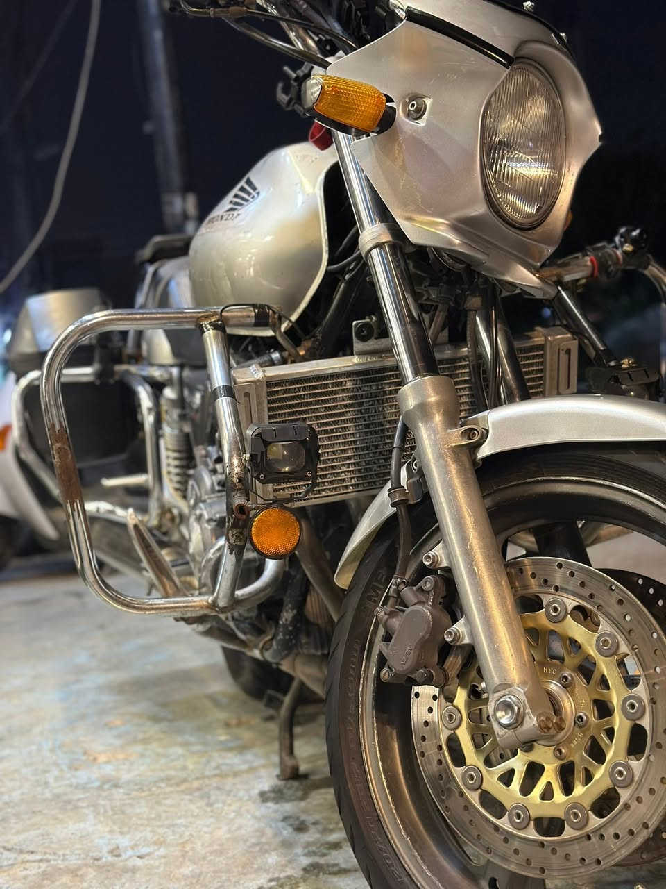 ️ للبيع – هوندا CB400 Super Four VTEC مزوده من يابان
جيل اول 16 ولف 400 سي سي مرقم مميز تحويل ثاني يوم 
✅ وارد ياباني
✅ محرك 400cc أربع سلندر
✅ مكينة ممتازة وصوت ناعم
✅ راديتر مزوده تيتانويم حجم كبير
✅  جانبية أصلية + حمايات 
✅شاشه كامرات امام وخلف دقه 4K
✅ سي بايه خلفيه و سله استيل للدبه بانزين او جنطه
✅بجم بوليسي 
✅دكمه دبل اشار و منفذ جداحه USB و بلوجترات 

📍الموقع: بغداد الكريعات معرض ibk 
📞 للاستفسار والمعاينة: ***********

السعر: يذكر على الخاص أو الاتصال للجاديين راغبين بل شراء
