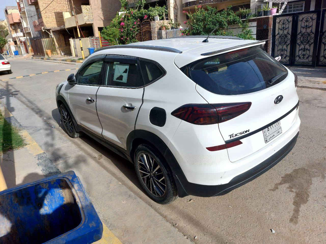 السلام عليكم
توسان ١٩ خليجي ماشيه 122000 
 كوري اصلي الرقم شبه مميز متكرر .. ( مشروع وطني )
بصمه تشغيل وابواب
. كراسي كهرباء
 مغلفها جلد + الارضيه 
ايرباك عدد ٢ 
تحكم ستيرن
. لايت عدسات 
 الخلفي لد 
 بروجكتر زينون..
. الداخل بلاد الاصلي يعني بدووون صاج
. (سستم صوت ( sp)نقاوه وصوت عالي وبيسات لان تعرفون سماعات التوسان مو حلو صوتها٠٠٠ )
. مري شفط اكيد
. خمس عدسات اصلي مو شد + البروجكتر زينون
. شاشه جبيره
. ترحيب عند الاقتراب
 يدات نيكل
.الموضوع المهم والضروري السبير منازل 
حتى الشبجه بعدها بالجيس ممفتوحه
. تخم تاير جديد  دهن كله اصلي
السياره استخدامي دوام وبيت فقط. 
طبعا بصمات عدد ٢ وياها والبرده هم موجوده
. مكان السياره بغداد الشعب الثعالبة 
وتدللون تجون تشوفون حاضر اني
ملاحظه ( الدعاميه الاماميه صار بيها كسر كلش بسيط مرجعه فايبر نفس القطعه نفس القطعه الرجعتها صبغتها اكيد لان تنشخط ..والباب الي بصف السائق تكحيل شبر واحد  ) شباك السياره الاصلي تاخذه وياها موجود عندي ضامه.. اليجي يأمر ويدلل ميكون خاطره الا طيب
الاتصال او واتساب ***********
