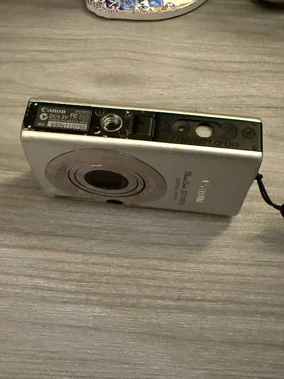 Canon powershot SD1100 IS📸
Used condition: scratches and battery door has missing parts 

Comes with everything: battery, sd card, battery charger

Works like new

Message or comment for questions


**إذا كنت صاحب هذا الإعلان وتريد حذفه لأي سبب، رجاءا أرسل رسالة إلى الدعم الفني**