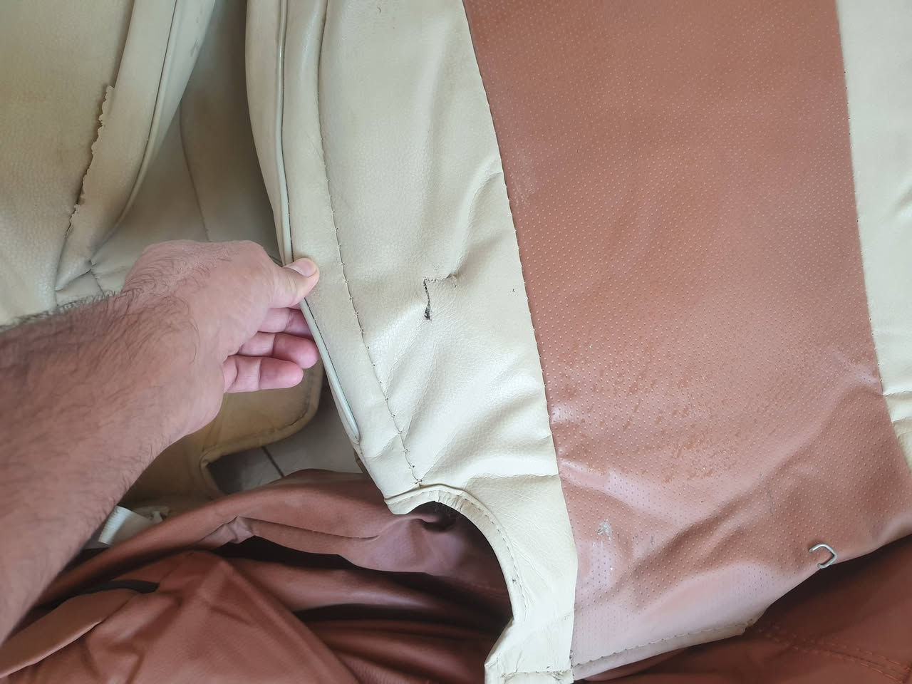السلام عليكم
تلبيسات ثنين مال سيارتين كشنات جكساره كاملهه نظيفات جدا قيم بما يرضي الله واخذهن شرط النظافه فقط كشن واحد هذا موضح بالصوره بي فتق بسيط يتعالج 
علق او تتصل ***********
***********
العنوان كوت حي الحكيم

