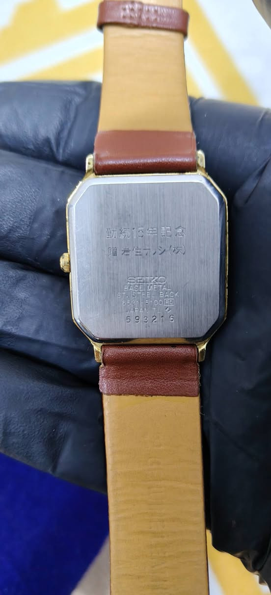 بسم الله الرحمان الرحيم
الى عشاق التميز والفنتج
ساعتان فنتج وجمال
الاولى ساعة جفري براند صناعة فرنسية انتاج نهاية الستينات من القرن الماضي نظام الكترونك طلاء ذهب والمينا طلاء فضة نظافة 98% سير جلد مضبوطة جدا بالوقت قطر 34 ملم شبه قشطة تصميم الاوميكا 11حجر .
والثانية سيكو تانك انتاج الثمانينات قشطة نظافة 98% قطر 28.7*36.6
تصميم اللونجين خمس احجار سير جلد
لتفاصيل اكثر او الحجز مراسلة الصفحة او الاتصال واتساب
***********
🌹الصدق والامانة شعرنا 🌹
